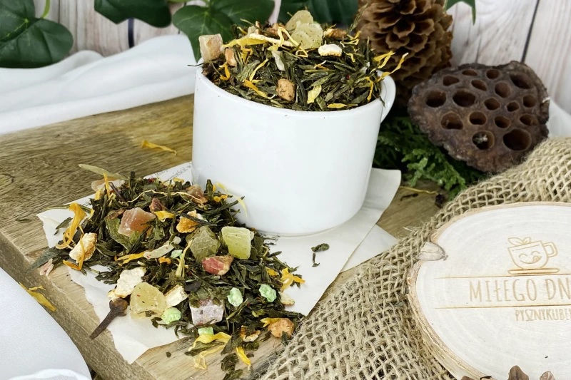Mieszanka zielonej herbaty Sencha z suszonymi cytrusami korzennymi goździkami i owocami
