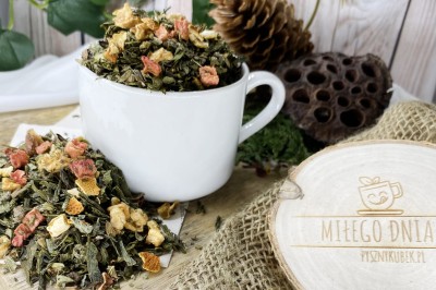 Mieszanka zielonej herbaty Sencha z liśćmi melisy płatkami hibiskusa i skórkami cytrusów