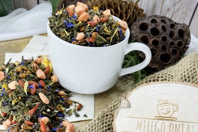 Mieszanka zielonej herbaty Sencha z owocami goji rokitnikiem i kolorowymi płatkami kwiatów
