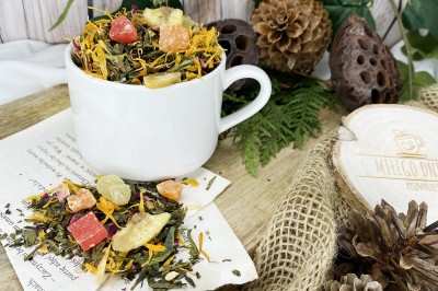 Mieszanka zielonej herbaty Sencha z suszonym bananem i kolorowymi płatkami kwiatów