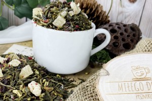 Liście senchy z kawałkami ananasa skórką cytryny trawa cytrynową hibiskusem i bławatkiem