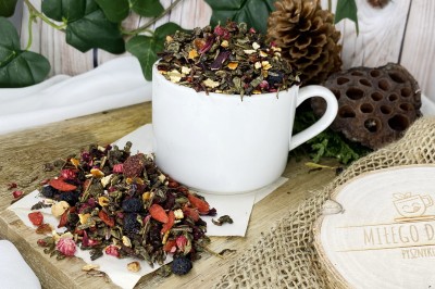 Ciasno zwinięte listki gunpowder z owocami goji malinami czarną porzeczką hibiskusem skórką róży i pomarańczy