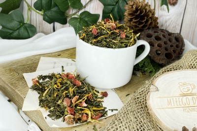 Mieszanka zielonej herbaty Sencha z liofilizowanymi truskawkami i płatkami słonecznika