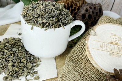 Ciasno zwinięte ciemnozielone listki herbaty gunpowder przypominające ziarna prochu strzelniczego