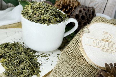 Wysokiej jakości prasowane drobne listki zielonej herbaty sencha o intensywnym kolorze