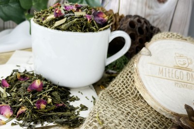 Jasnozielone liście herbaty Sencha wymieszane z suszoną trawą cytrynową czerwonymi płatkami róży oraz skórką cytryny