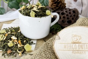 Tropikalna mieszanka zielonej herbaty Sencha z kandyzowanym mango i skórką pomarańczy