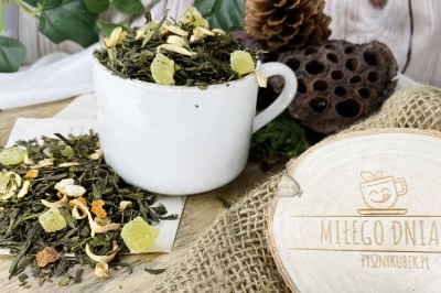 Tropikalna mieszanka zielonej herbaty Sencha z kandyzowanym mango i skórką pomarańczy