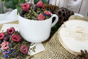 Mieszanka zielonej herbaty Sencha z liofilizowanymi malinami porzeczkami i bławatkiem