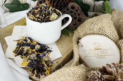 Mieszanka czarnej herbaty liściastej Yunnan Black z ananasem i płatkami kwiatów