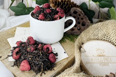 Mieszanka tradycyjnej czarnej herbaty Yunnan Black z liofilizowanymi malinami