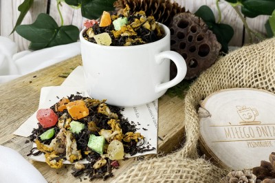 Mieszanka czarnej herbaty Yunnan Black z kandyzowanymi owocami i kwiatem dziewanny