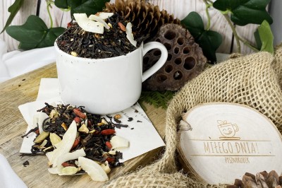 Mieszanka czarnej herbaty Yunnan Black z korzennymi przyprawami i suszonymi owocami