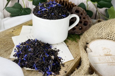 Mieszanka czarnej herbaty Yunnan Black z intensywnie niebieskimi płatkami bławatka