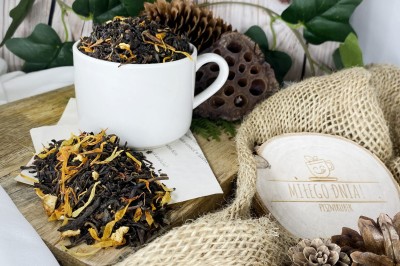Mieszanka czarnej herbaty Yunnan Black z cynamonem skórką pomarańczy i płatkami kwiatów