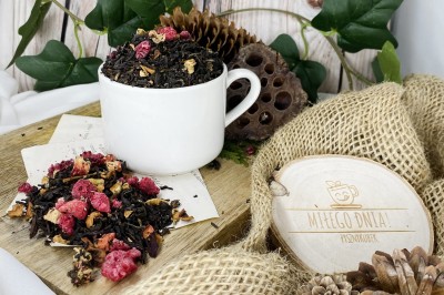 Mieszanka czarnej herbaty Yunnan Black z suszonymi owocami hibiskusem i liśćmi malin