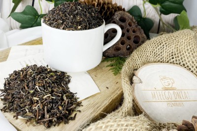 Zbliżenie na wysokiej jakości, starannie wyselekcjonowane ciemne liście herbaty z regionu Darjeeling