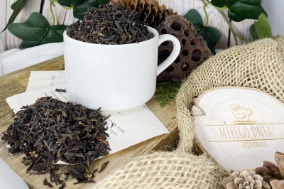 Zbliżenie na wysokiej jakości liście herbat Assam Darjeeling oraz Ceylon ze złocistymi pączkami