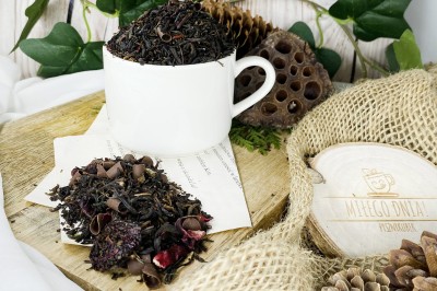Ciemne liście czarnej herbaty wymieszane z kawałkami czekolady, całymi owocami wiśni i płatkami hibiskusa
