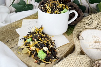 Ciemne liście czarnej herbaty wymieszane ze skórką pomarańczy kandyzowaną cytryną i mango trawą cytrynową jaśminem płatkami słonecznika oraz dzikiego szafranu