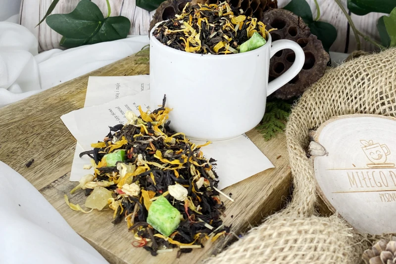 Ciemne liście czarnej herbaty wymieszane ze skórką pomarańczy kandyzowaną cytryną i mango trawą cytrynową jaśminem płatkami słonecznika oraz dzikiego szafranu