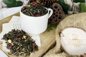 Mieszanka delikatnej białej herbaty z suszoną żurawiną skórką pomarańczy i figą