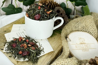 Mieszanka delikatnej białej herbaty Fujian White z suszoną żurawiną i liofilizowaną truskawką