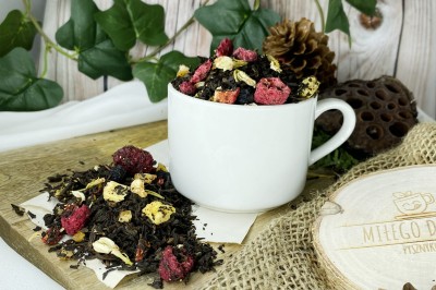 Mieszanka czerwonej herbaty Pu Erh z bogatym bukietem suszonych i liofilizowanych owoców