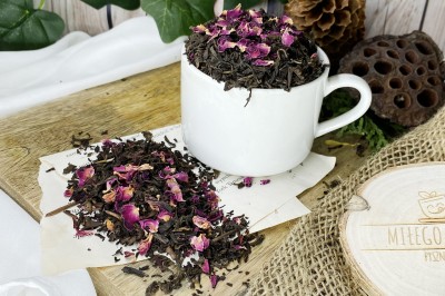 Ciemne liście herbaty pu-erh z dużymi kawałkami intensywnego hibiskusa i subtelnymi płatkami róż