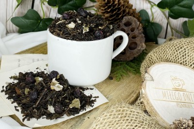 Mieszanka charakterystycznej czerwonej herbaty Pu-Erh z liofilizowaną porzeczką i liśćmi malin