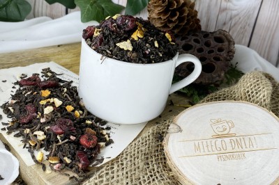 Barwna mieszanka czerwonej herbaty Pu-Erh z suszoną żurawiną skórką pomarańczy i kawałkami figi