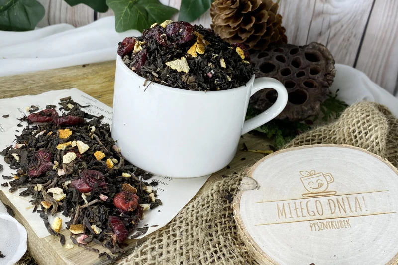 Barwna mieszanka czerwonej herbaty Pu-Erh z suszoną żurawiną skórką pomarańczy i kawałkami figi