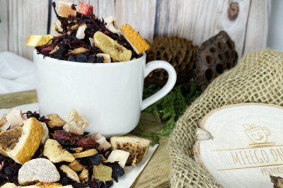 Kostki ananasa papai melona i jabłka z plasterkami banana żurawiną oraz liofilizowaną pomarańczą i kiwi