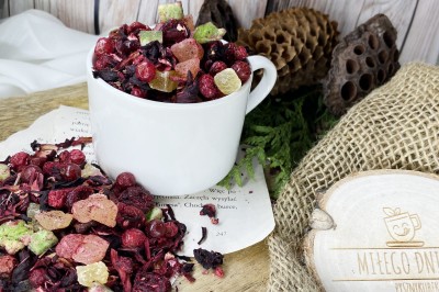 Bogata mieszanka owoców krajowych i tropikalnych z intensywnymi płatkami hibiskusa