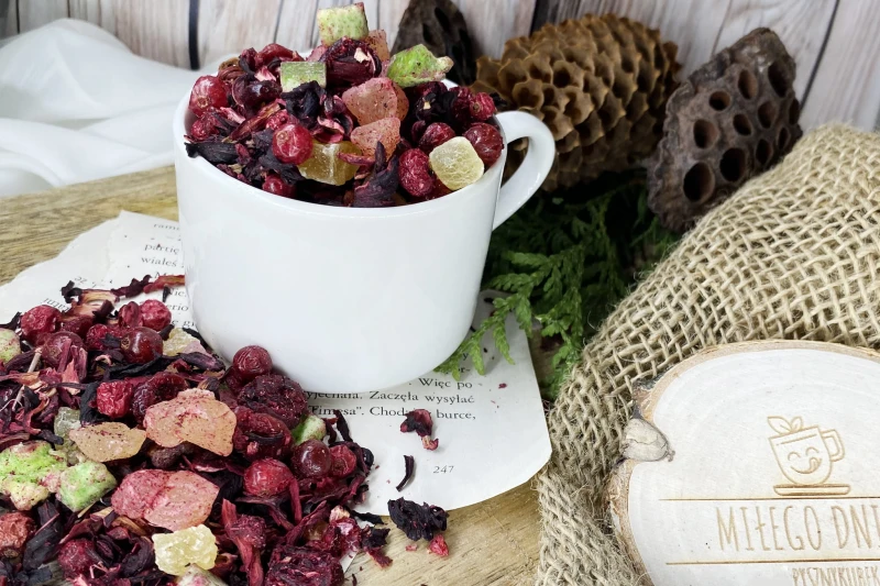 Bogata mieszanka owoców krajowych i tropikalnych z intensywnymi płatkami hibiskusa