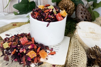 Wyrazista mieszanka owocowa z płatkami hibiskusa owocami goji i kostkami papai