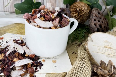 Tropikalna mieszanka owocowa z płatkami hibiskusa kostkami ananasa i wiórkami kokosa