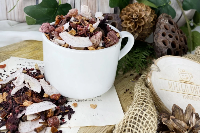 Tropikalna mieszanka owocowa z płatkami hibiskusa kostkami ananasa i wiórkami kokosa