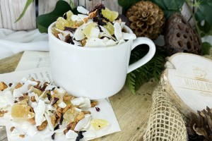 Kostki kandyzowanego mango i ananasa z dużymi chipsami kokosowymi kawałkami jabłek oraz hibiskusem