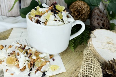 Kostki kandyzowanego mango i ananasa z dużymi chipsami kokosowymi kawałkami jabłek oraz hibiskusem