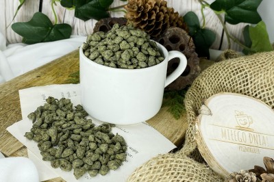 Tradycyjny susz chińskiej herbaty oolong w formie małych zielonych kamyczków z żeń szeniem