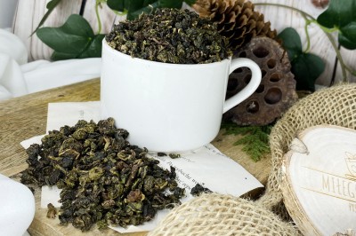 Zbliżenie na tradycyjnie zwijane liście herbaty Oolong Milky Cream suszone na słońcu