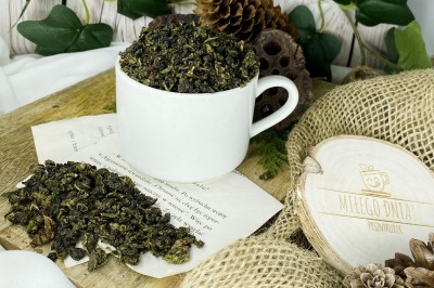 Zbliżenie na starannie wyselekcjonowane i tradycyjnie zwijane liście herbaty Oolong suszone na słońcu