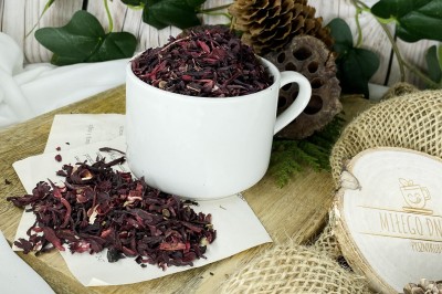 Zbliżenie na mięsiste duże suszone płatki i kielichy czystego hibiskusa