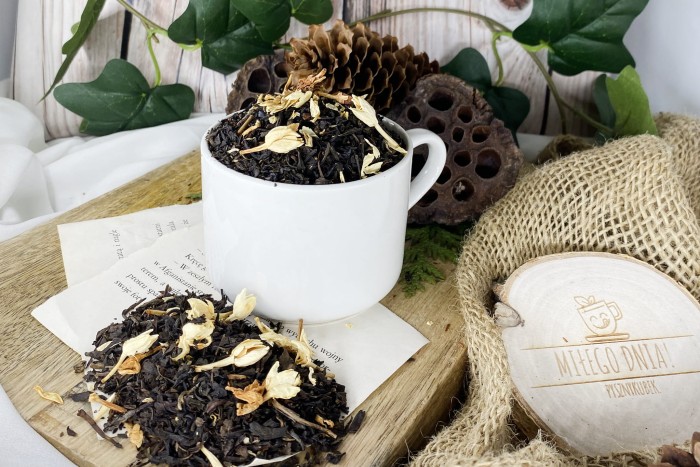 Tradycyjna mieszanka wyrazistej czarnej herbaty Yunnan z suszonymi kwiatami jaśminu