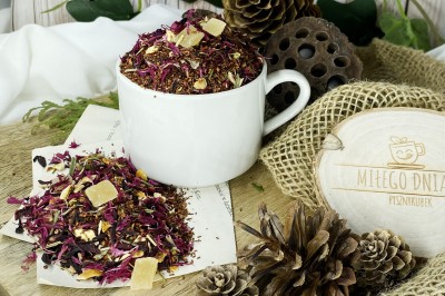 Kostki ananasa paski trawy cytrynowej oraz płatki hibiskusa i bławatka w igiełkach rooibos
