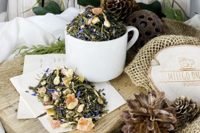 Mieszanka zielonej herbaty Sencha ze skórką pomarańczy papają rabarbarem i liśćmi bambusa