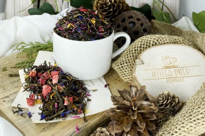 Mieszanka herbaty Darjeeling Green Oolong z owocami i kolorowymi płatkami kwiatów