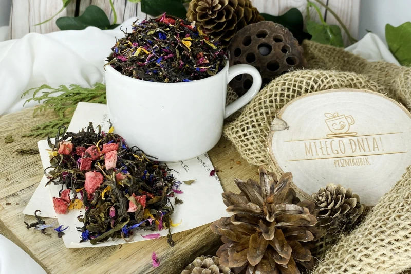 Mieszanka herbaty Darjeeling Green Oolong z owocami i kolorowymi płatkami kwiatów
