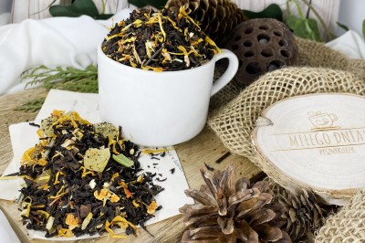 Kawałki kandyzowanego mango i cytryny oraz pomarańczowe nitki szafranu w czerwonej herbacie